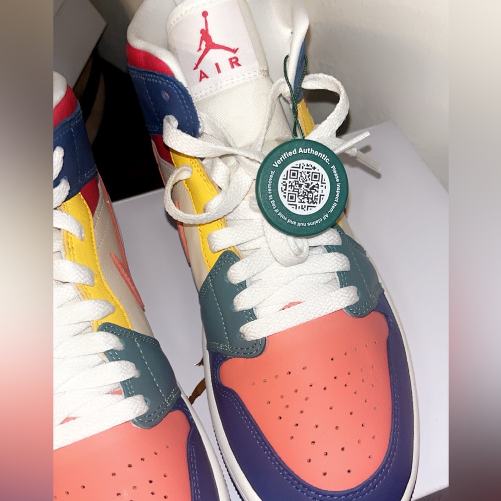 Air Jordan 1 Mid SE Multi Color
DN3738-400